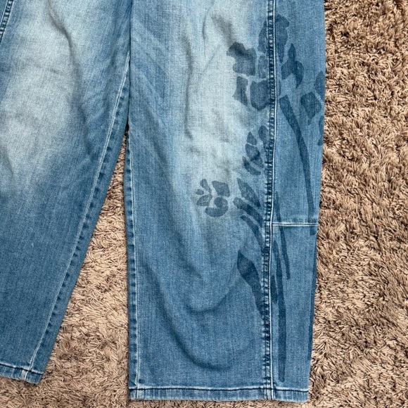 Pilcro Kenna Mid-Rise Heritage Barrel Jeans Icon Edition in Floral Resist Wash - Picture 7 of 15